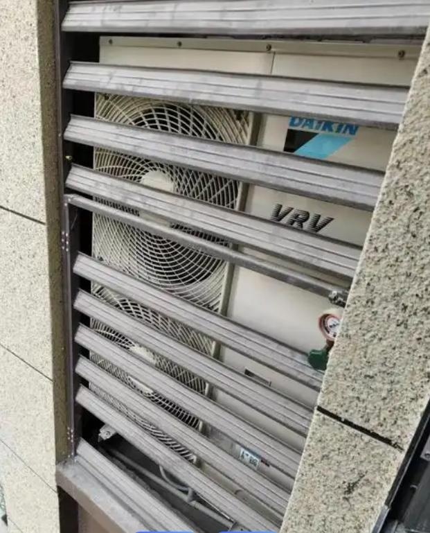 百葉後方的室外機安裝空間