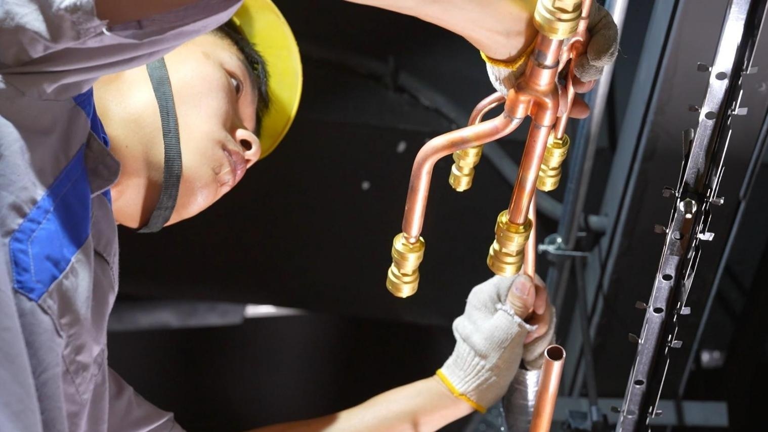 施工人員將銅管與快插接頭接合的現場照片